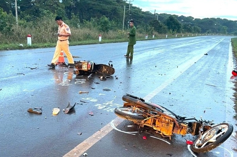 Hai xe máy tông nhau vỡ nát, 4 thanh thiếu niên thương vong