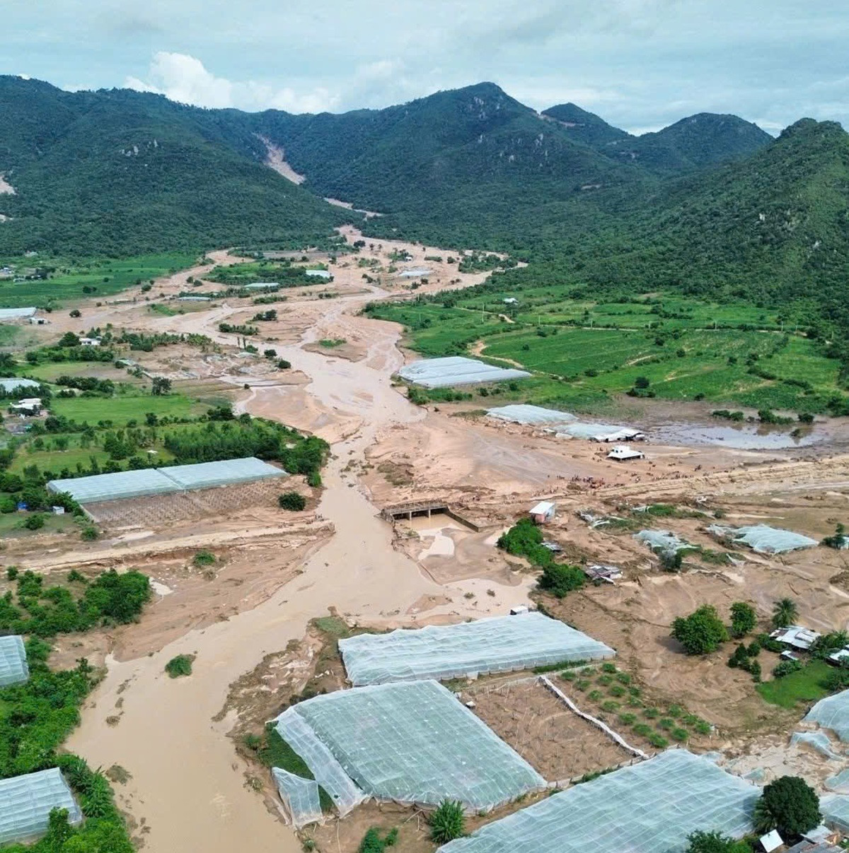 Hồ chứa nước bị vỡ khiến 3 người bị cuốn trôi ở Lâm Đồng không có giấy phép..jpg