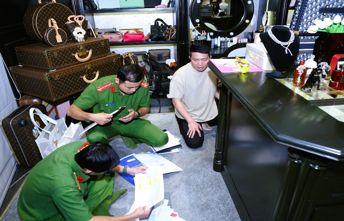 Công an khám xét nơi ở của vợ chồng ca sĩ Đoàn Di Băng