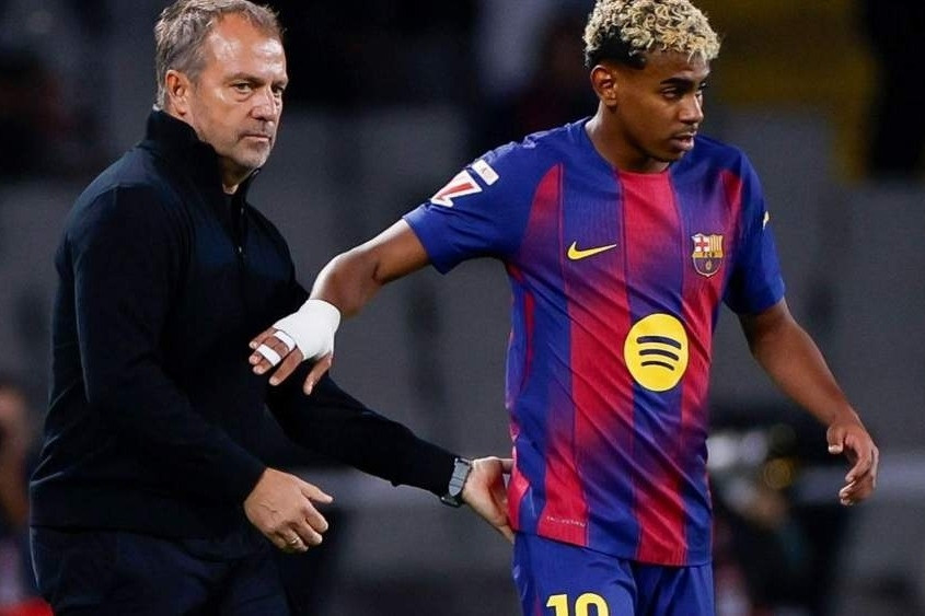Lamine Yamal hay đi chơi đêm, Hansi Flick muốn rời Barca cho… đỡ nhọc