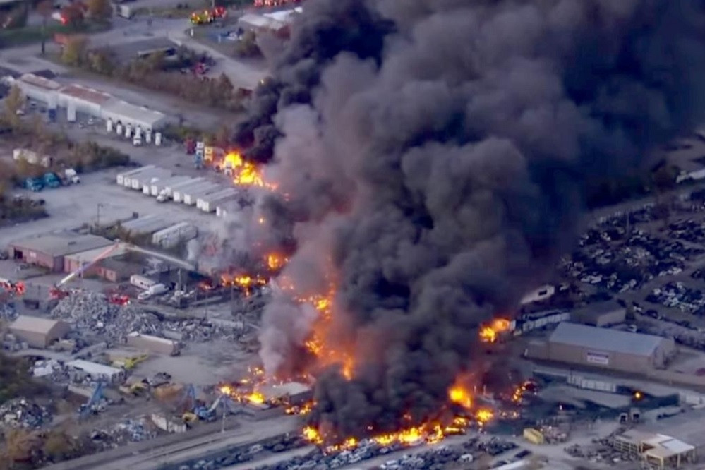 Máy bay chở hàng Mỹ rơi ngay sau khi cất cánh, bốc cháy dữ dội