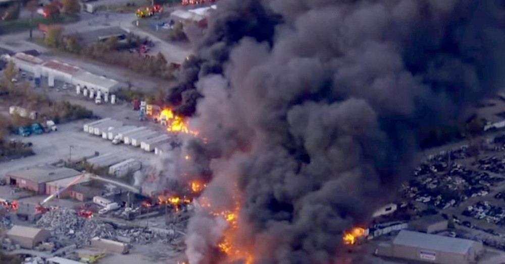 Máy bay chở hàng Mỹ rơi ngay sau khi cất cánh, bốc cháy dữ dội