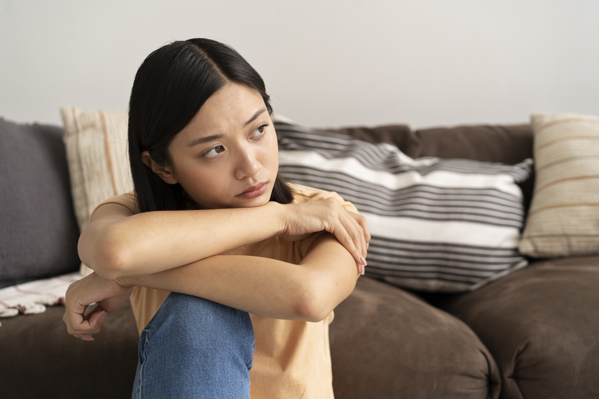 Mẹ mất sớm, bố tù tội, cô gái bật khóc khi nghe mẹ bạn trai nói một câu