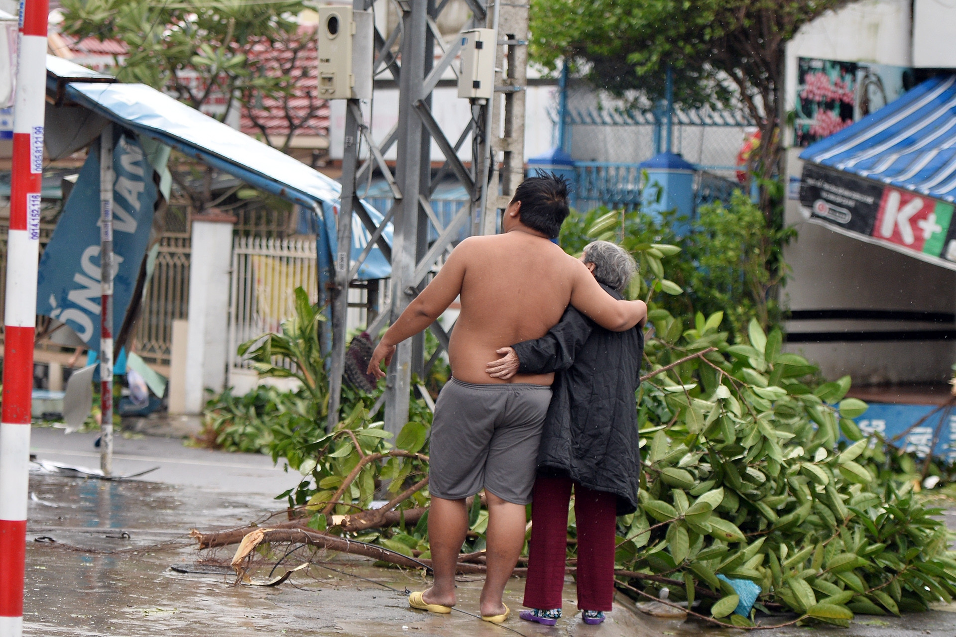 Mưa bão ác liệt đến đâu cũng qua đi, tình đồng chí, nghĩa đồng bào mãi còn ở lại