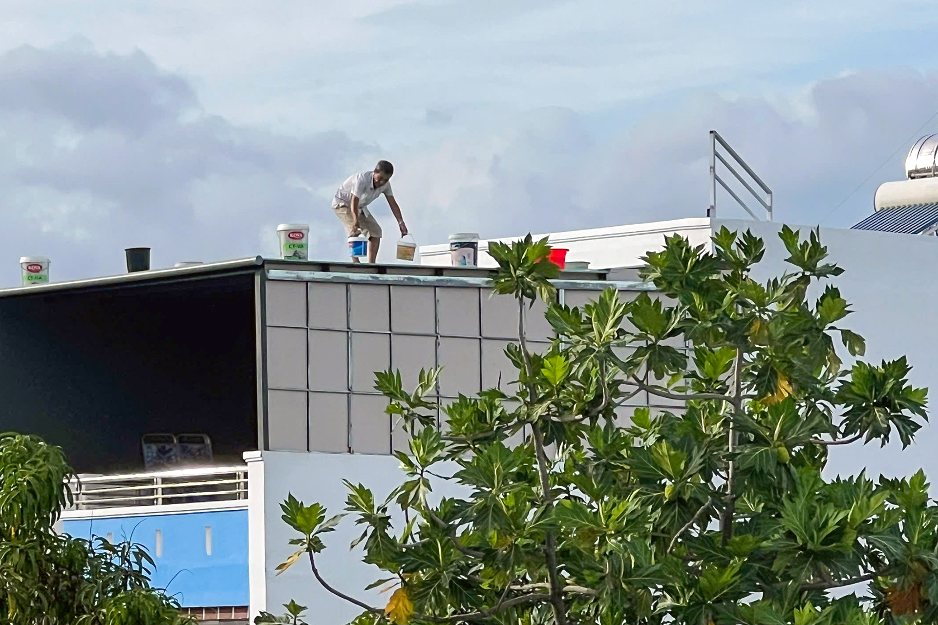 Người dân Khánh Hòa chằng chống nhà cửa phòng tránh bão số 13.jpg