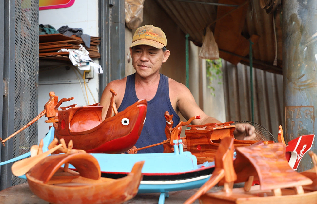 Người đàn ông làm ghe, xuồng tí hon suốt 10 năm bên lề đường, kể chuyện xúc động