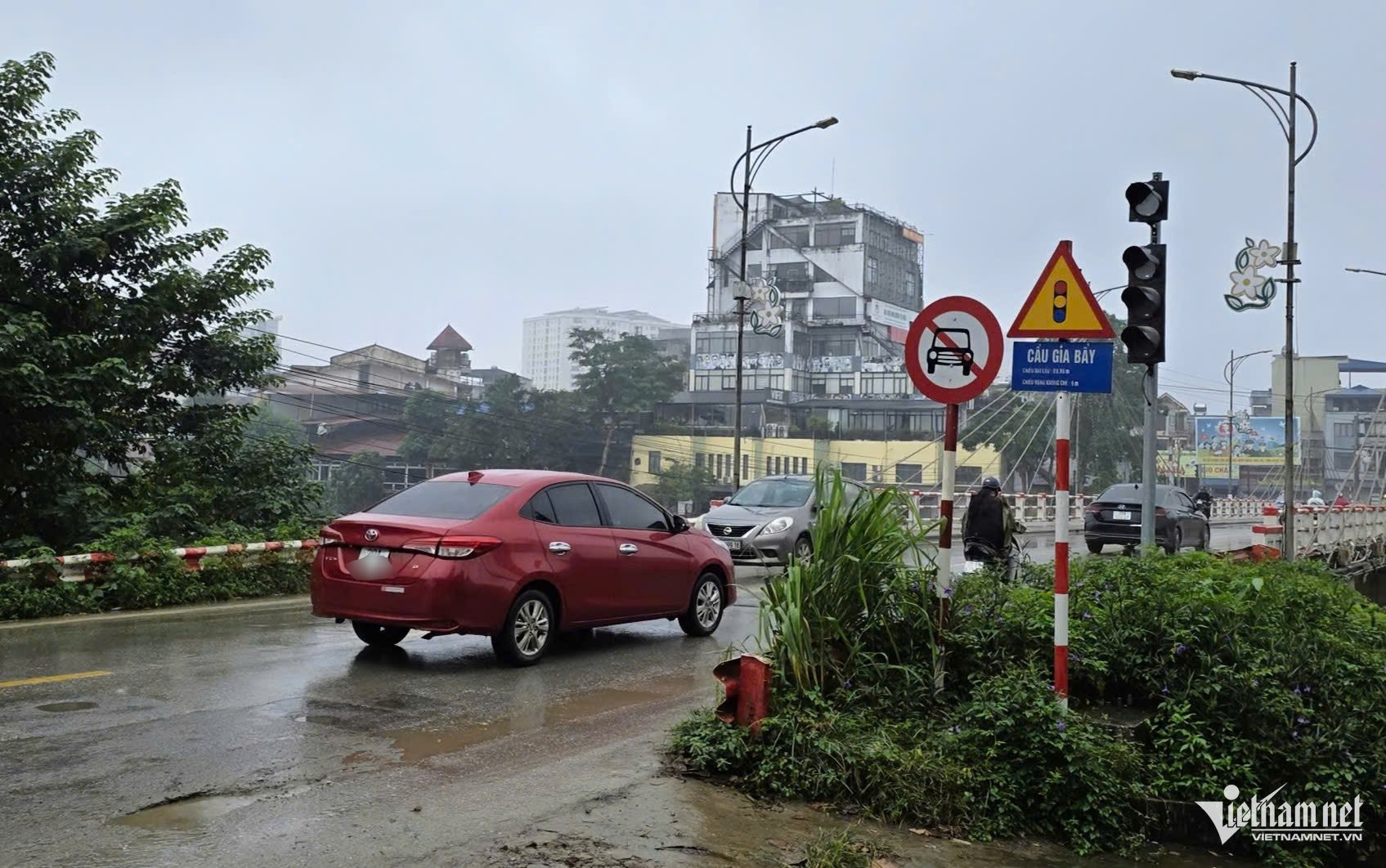 o to di qua cau gia bay 2501.jpg