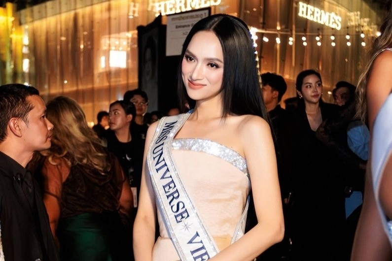 Ông Nawat xin lỗi sau scandal đe dọa thí sinh Miss Universe, Hương Giang tỏa sáng
