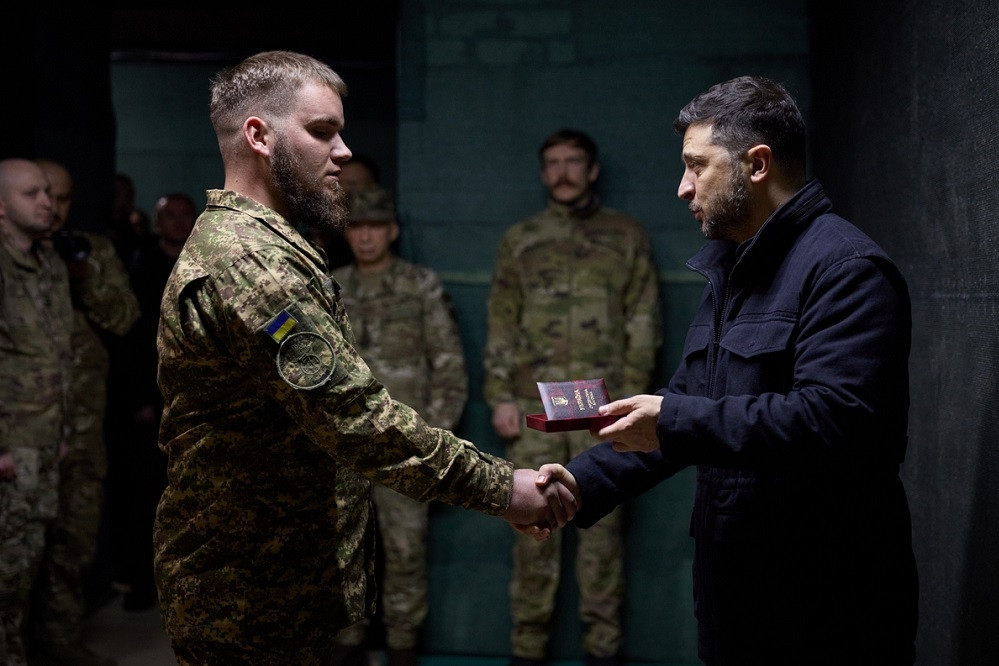 Ông Zelensky đến thăm tiền tuyến, Ukraine bác bỏ quân lính bị vây ở Pokrovsk