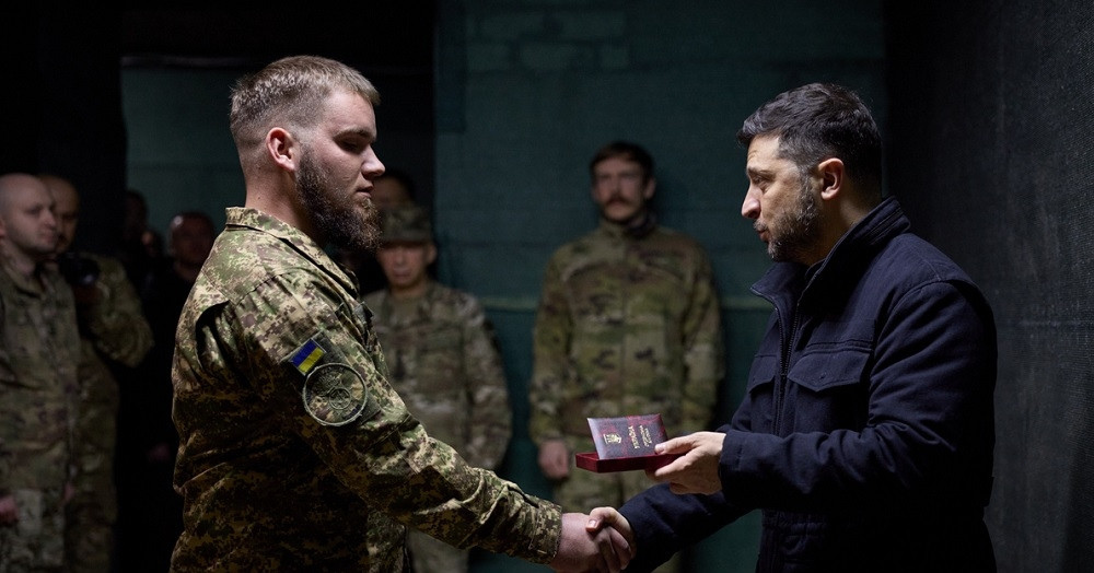 Ông Zelensky đến thăm tiền tuyến, Ukraine bác bỏ quân lính bị vây ở Pokrovsk