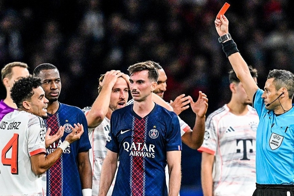 PSG thua tệ hại Bayern Munich, Luis Enrique cay đắng chỉ nguyên nhân