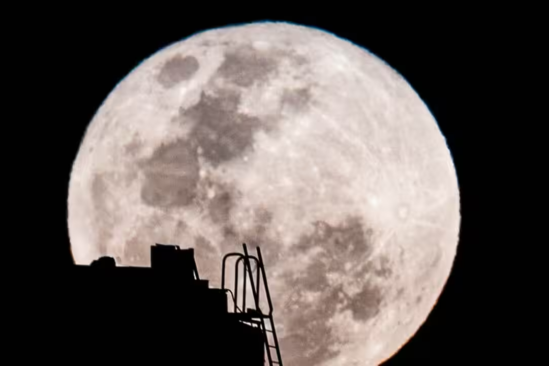 Siêu Trăng đẹp nhất 2025, cách nào chụp Trăng tròn hiếm có bằng điện thoại?