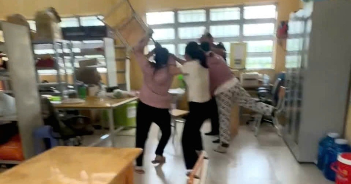 Tạm đình chỉ thầy giáo vụ nhắn tin tình cảm với nữ sinh lớp 10