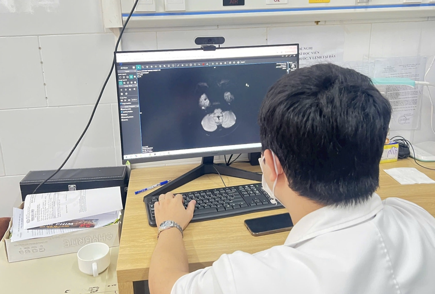 Suy nghĩ ‘thuốc lá điện tử an toàn’ kéo học sinh đến gần cánh cửa phòng cấp cứu