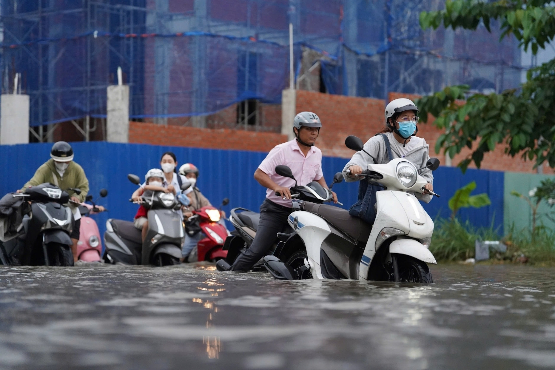 Triều cường chưa đạt đỉnh, nhiều nơi ở TPHCM đã mênh mông nước