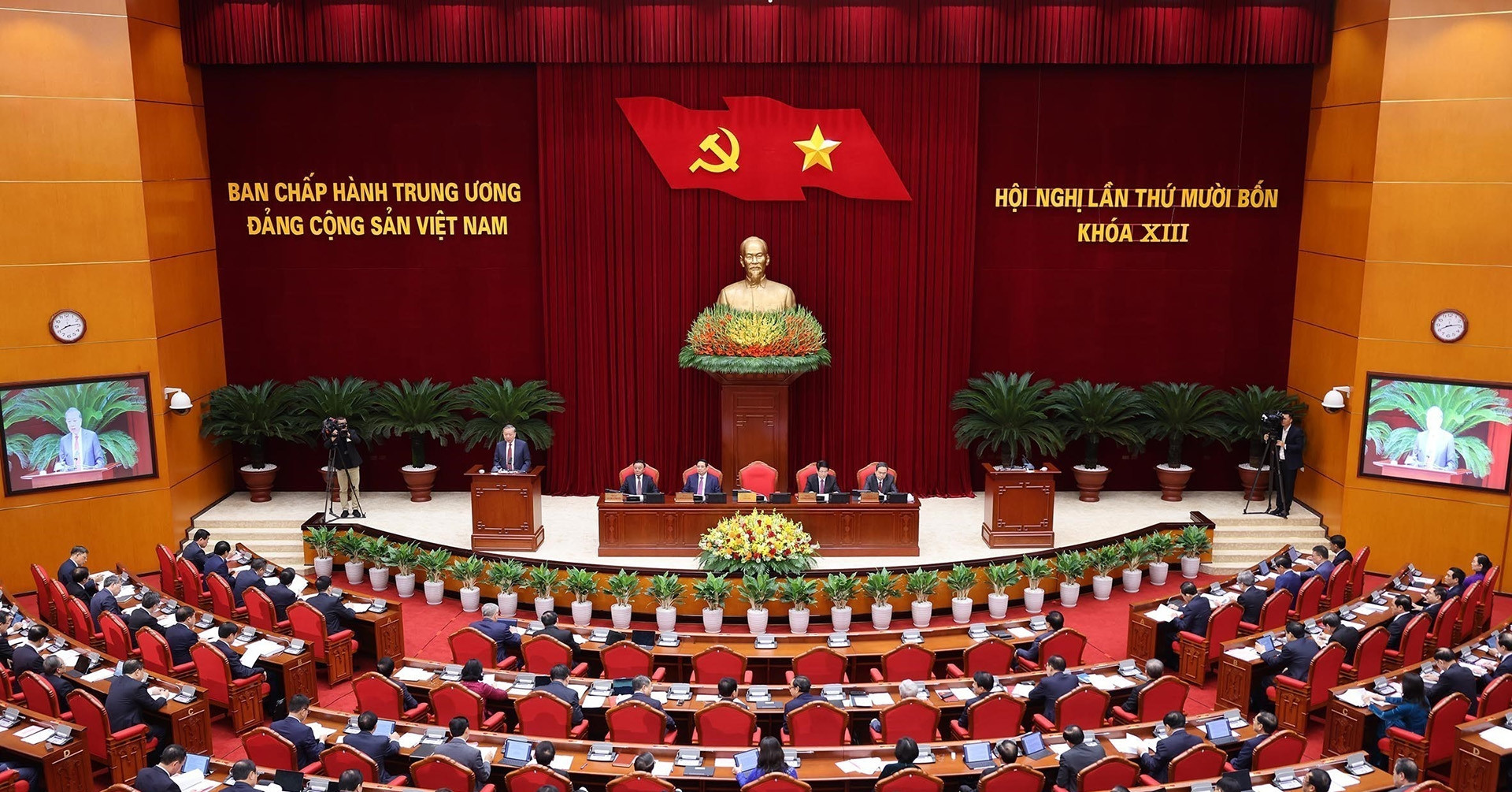 Trung ương giới thiệu nhân sự để bầu Phó Chủ tị...