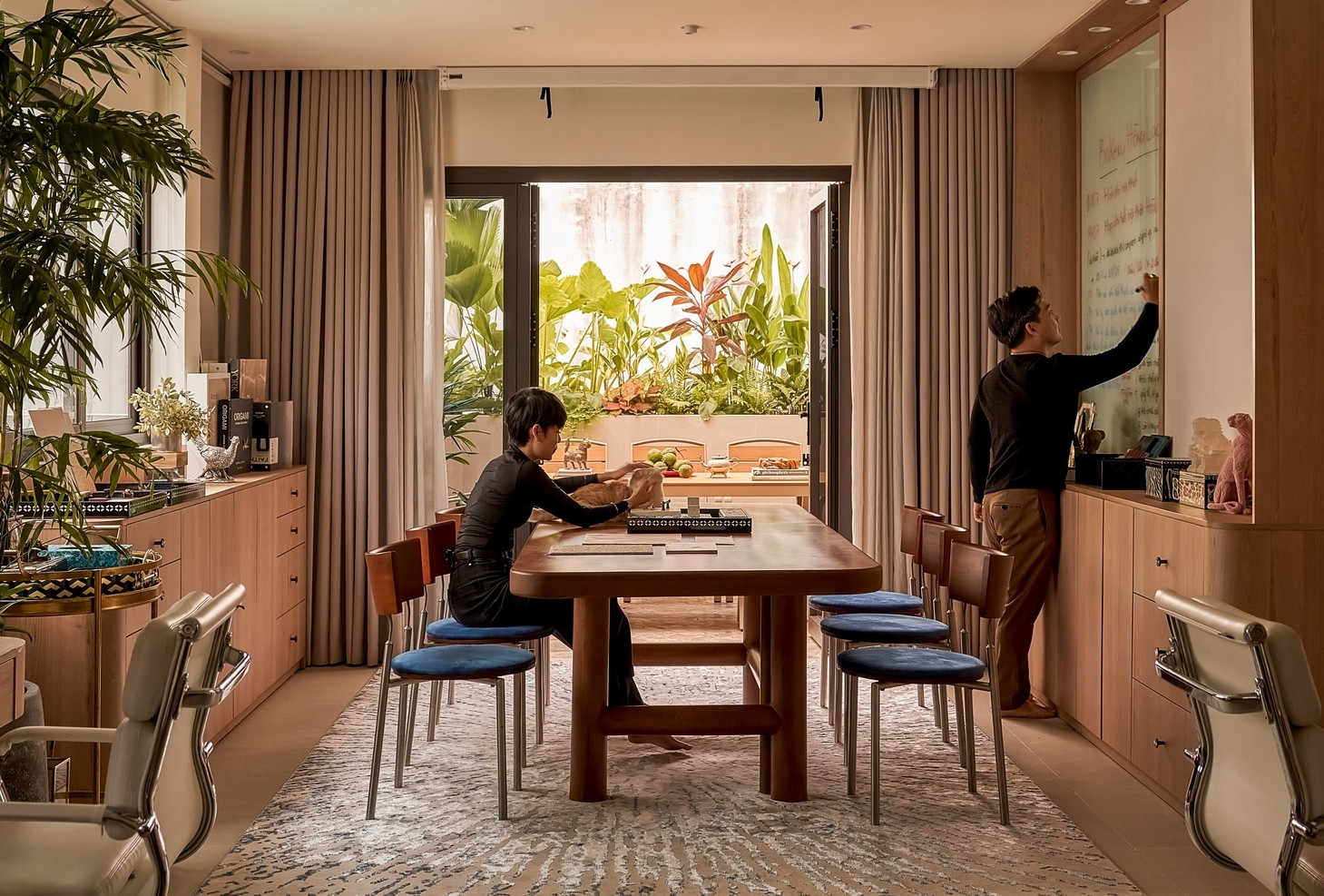 Vợ chồng TPHCM chi 5 tỷ biến nhà cũ trong hẻm thành tổ ấm xanh mát, hiện đại