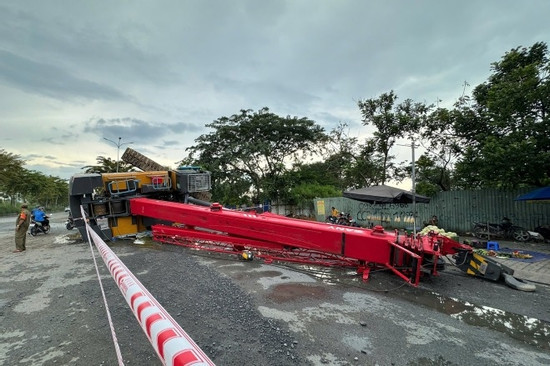 Bản tin chiều 5/11: Xe cẩu 40 tấn tuột cáp, lật ngang giữa giao lộ TPHCM