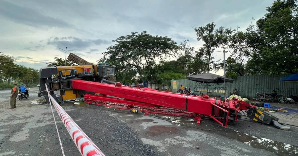 Xe cẩu 40 tấn tuột cáp, lật ngang giữa giao lộ TPHCM