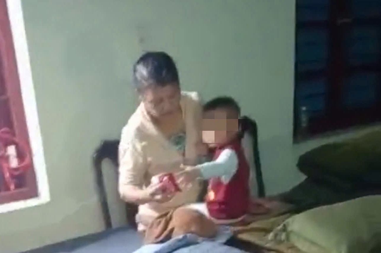 3 người kẹt trong căn nhà bị sập do bão số 13, Đại tá công an chỉ đạo khẩn