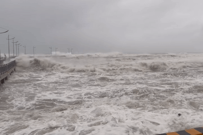 Ba người mất tích ở vùng biển Lý Sơn giữa sóng dữ của bão số 13