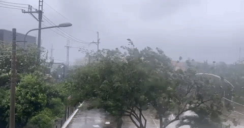 Bão số 13 Kalmaegi: Đặc khu Lý Sơn bắt đầu có m...