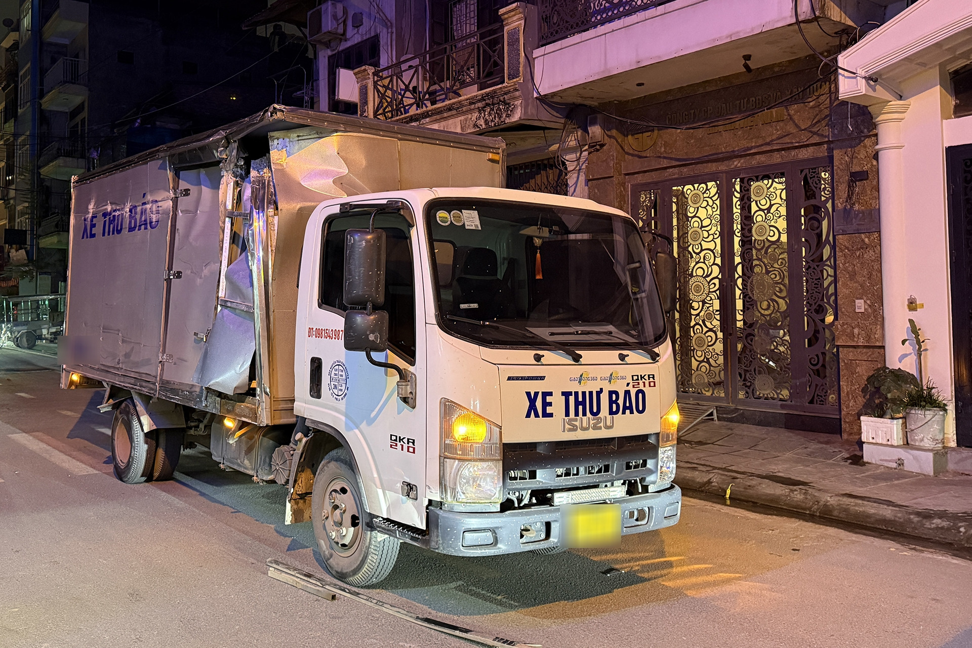 Cảnh sát hình sự truy tìm tài xế ô tô tải đâm hàng loạt xe ở Hà Nội