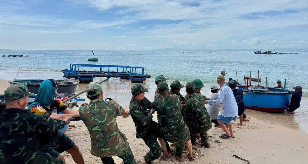 Chạy đua trước giờ G, dốc toàn lực chống bão số 13 Kalmaegi