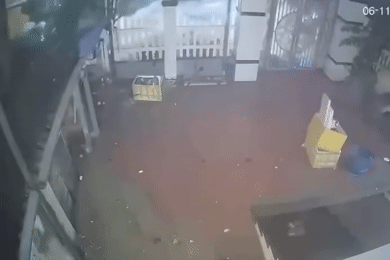 Clip sóng biển tràn dữ dội vào nhà dân do ảnh hưởng bão số 13