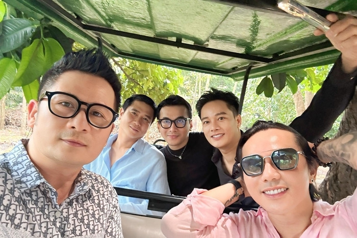 Đoàn Di Băng mếu máo khi công an khám nhà, Hồ Hoài Anh hiếm hoi lộ diện