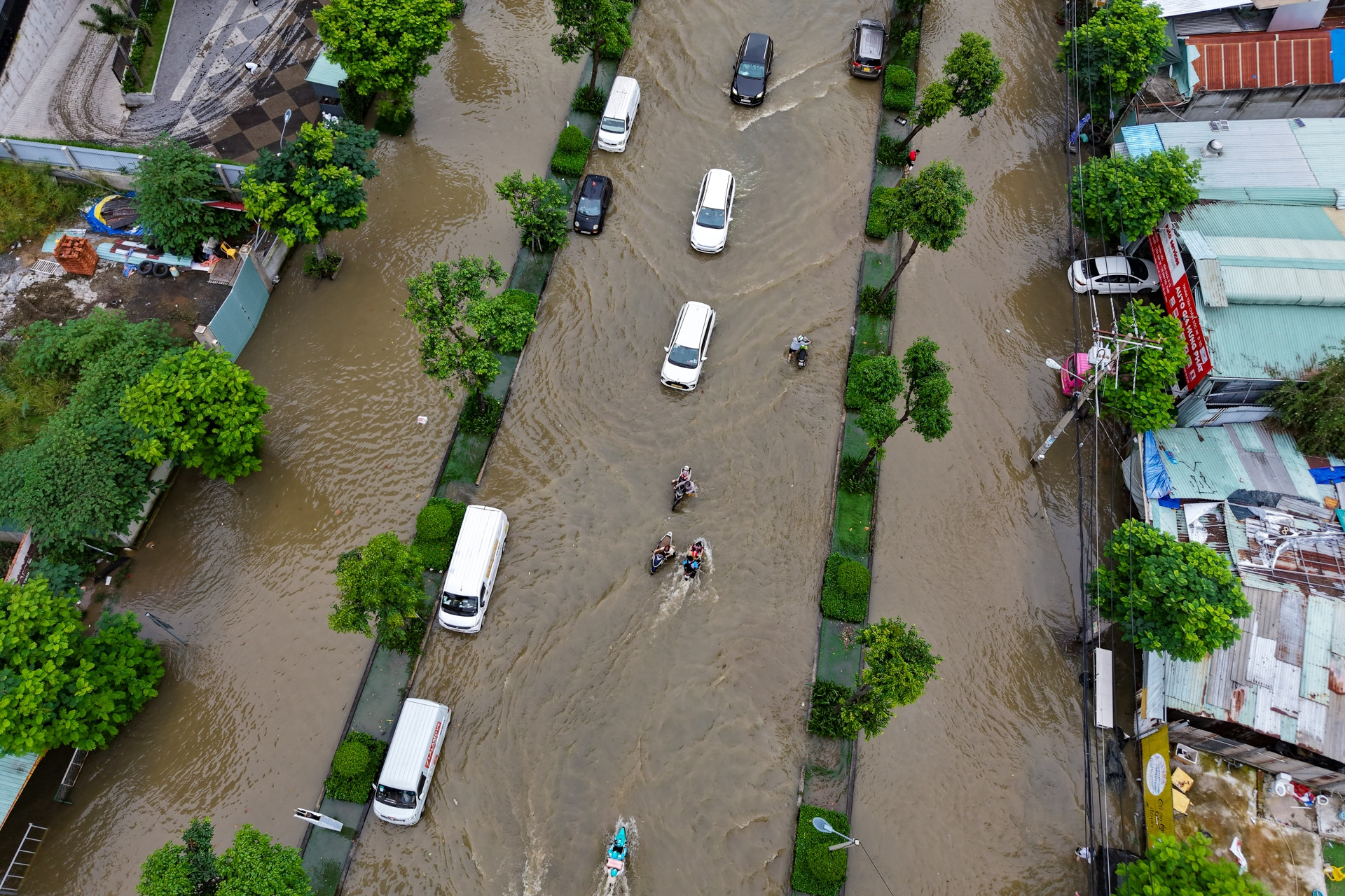 Đường thành 'sông' ngày triều cường đạt đỉnh, người dân TPHCM tất tả chặn cửa, bơm nước