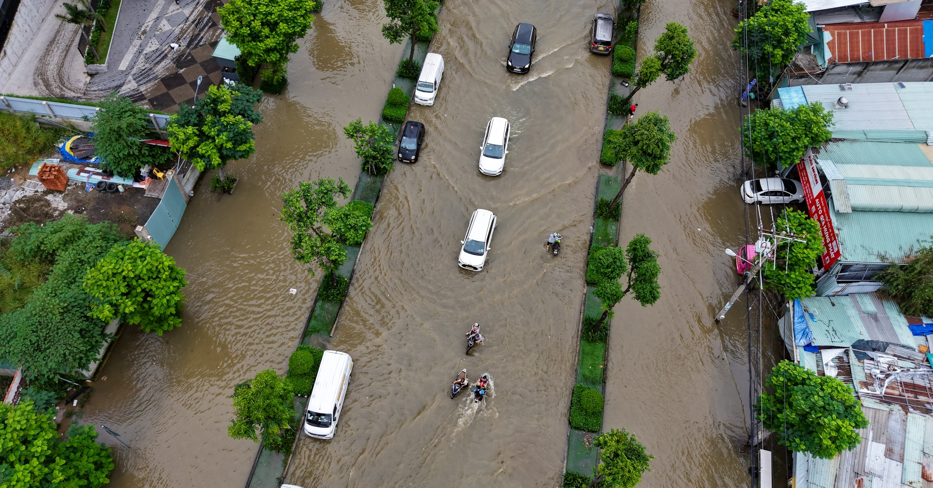 Đường thành 'sông' ngày triều cường đạt đỉnh, người dân TPHCM tất tả chặn cửa, bơm nước