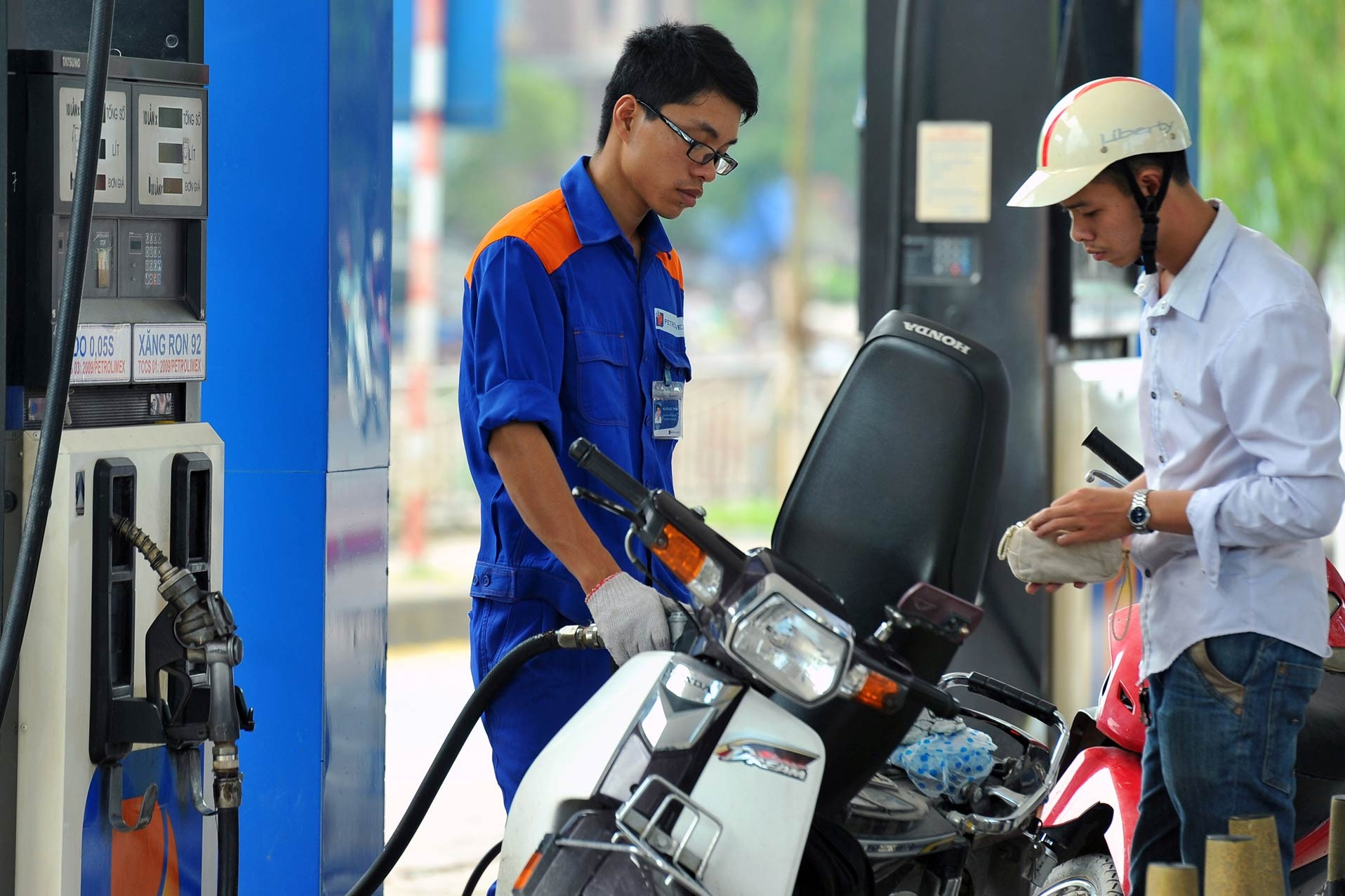 Giá xăng quay đầu đi xuống