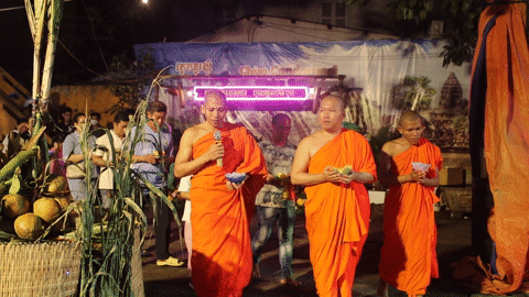 Hàng trăm người dự lễ cúng trăng Ok Om Bok của đồng bào Khmer giữa lòng TPHCM