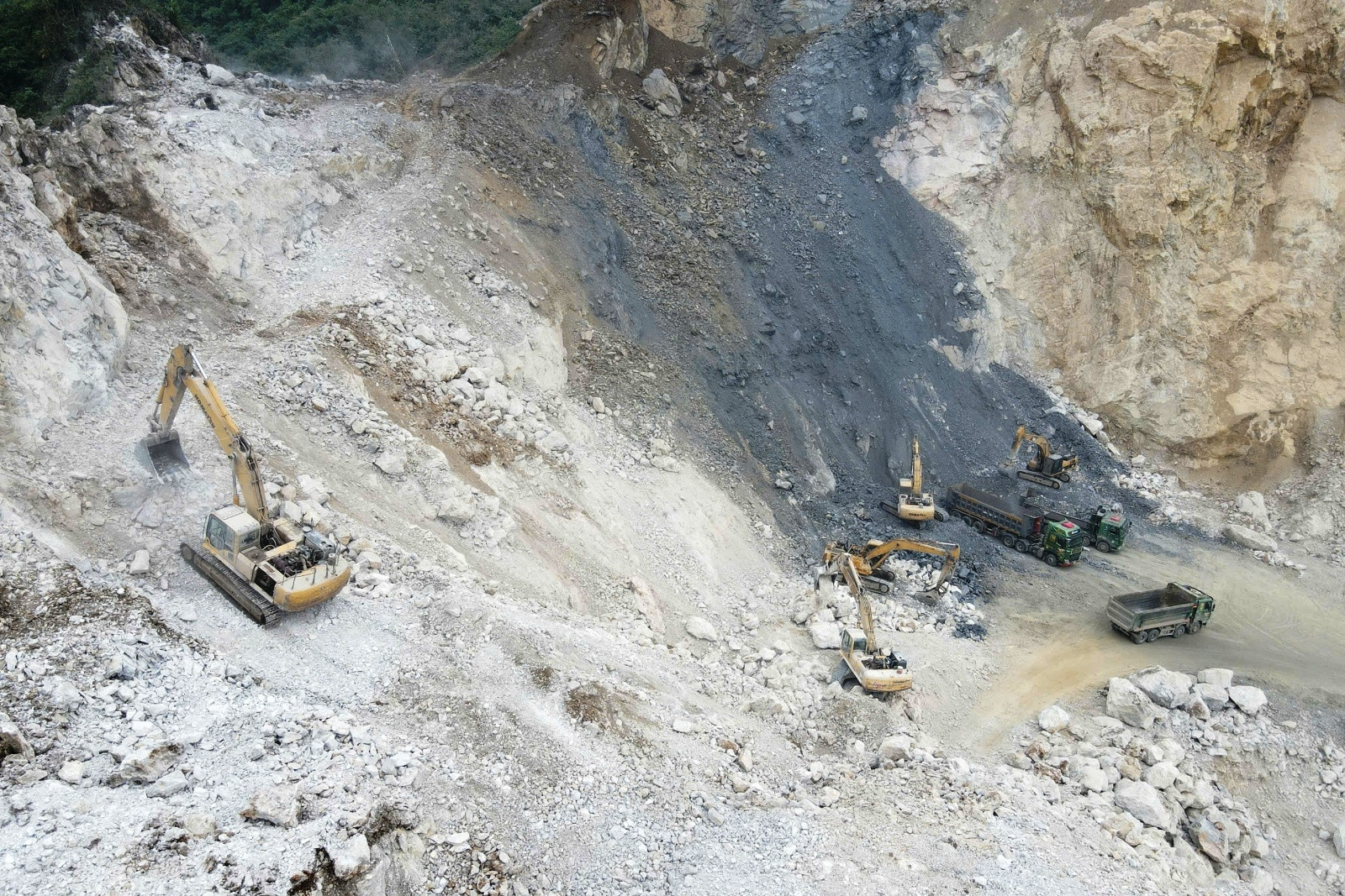 Hiện trạng mỏ đá của Công ty Vissai Ninh Bình sau khi bị yêu cầu nộp 6,1 tỷ đồng