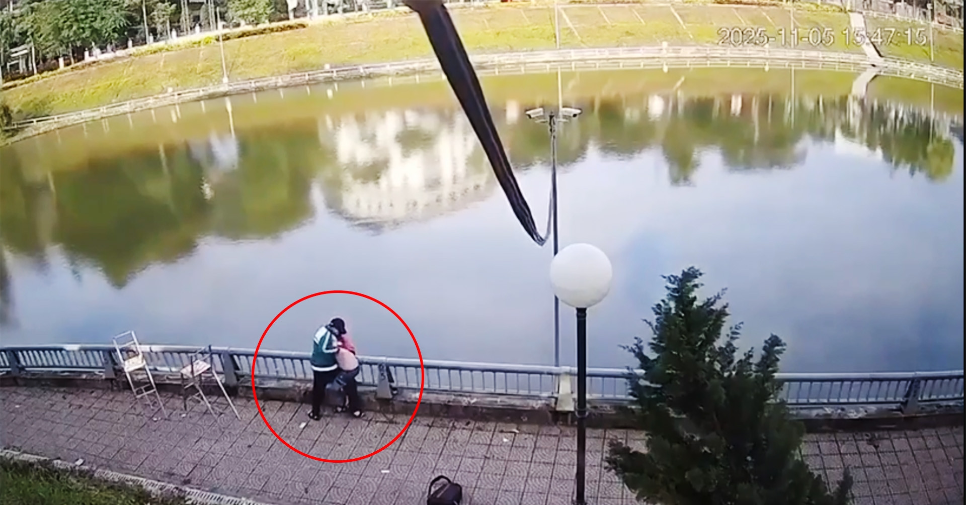 Hiệu trưởng nói bất ngờ vụ nam sinh đẩy bạn xuống hồ vì 2 em rất thân nhau