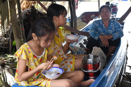 HS đến trường bằng vỏ lái 1.JPG.jpg