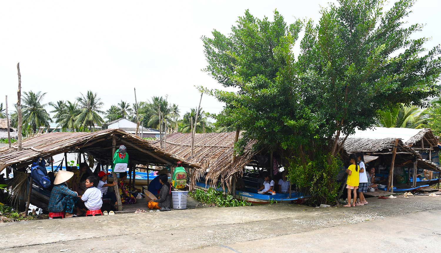 HS đến trường bằng vỏ lái.JPG.jpg