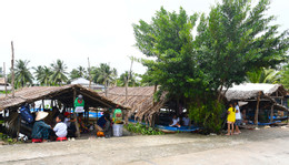 HS đến trường bằng vỏ lái.JPG.jpg