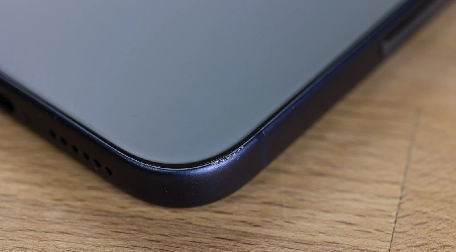 iPhone 17 Pro xước 3.png