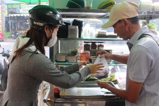 Khách xếp hàng chờ mua, xe xôi 7 màu ở TPHCM hết veo sau 3 giờ mở bán