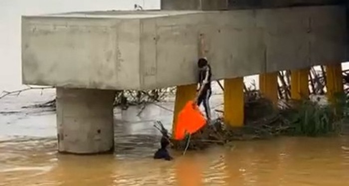 Khoảnh khắc ‘người hùng áo đen’ đu dây xuống dòng lũ dữ, cứu người bị cuốn trôi