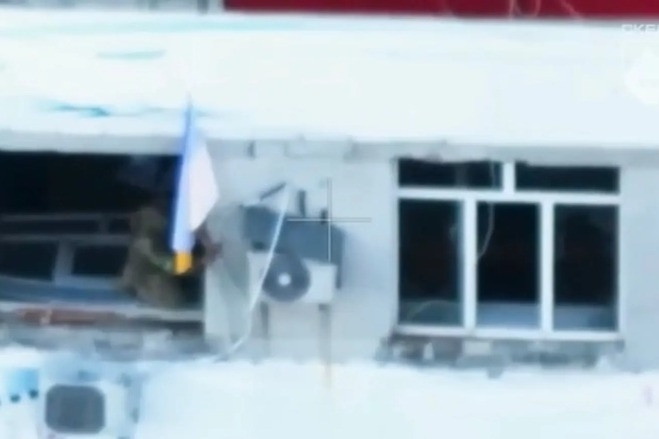 Lính Ukraine cắm cờ ở Pokrovsk, Nga nói Kiev mất hơn 1.400 quân trong 24 giờ