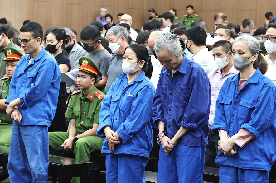 Lời sau cùng đầy nước mắt, hối hận của cựu quan chức, ca sĩ, doanh nhân đánh bạc