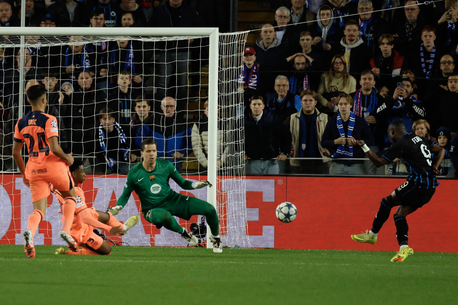 Forbs khiến hàng thủ Barca tan nát