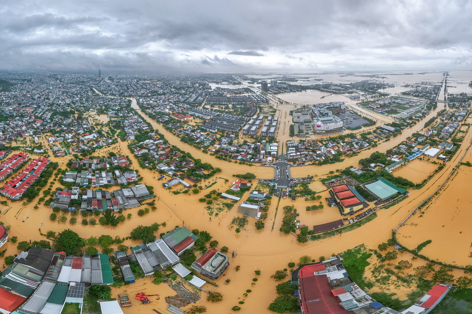Miền Trung oằn mình trong mưa lũ: Lộ điểm yếu quy hoạch, hạ tầng chống thiên tai