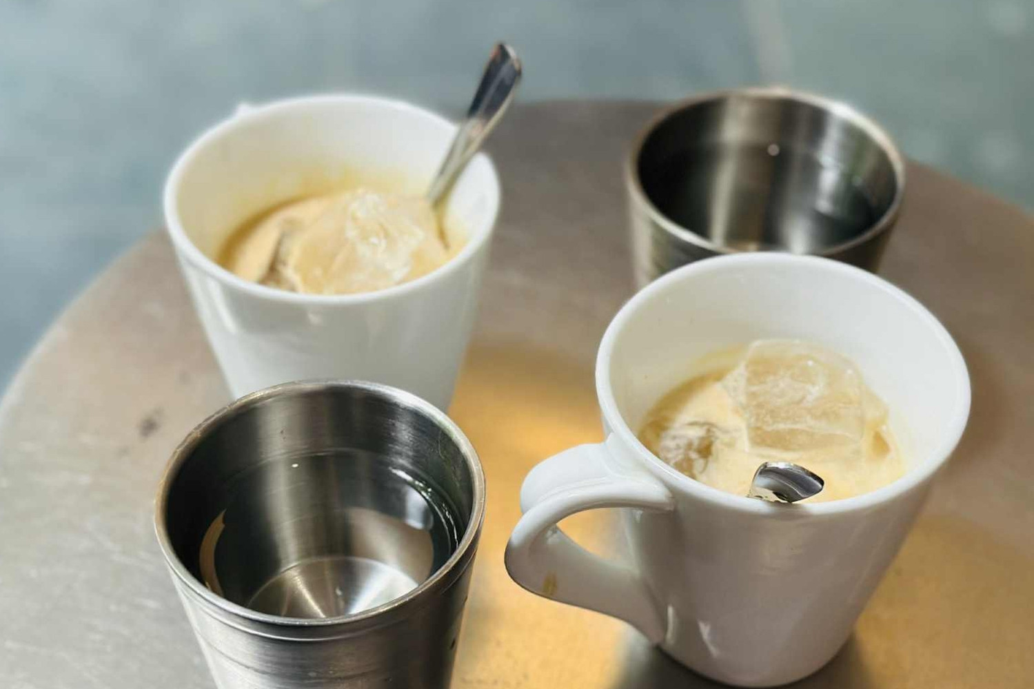 Một số nhóm người cần đặc biệt thận trọng khi uống cà phê