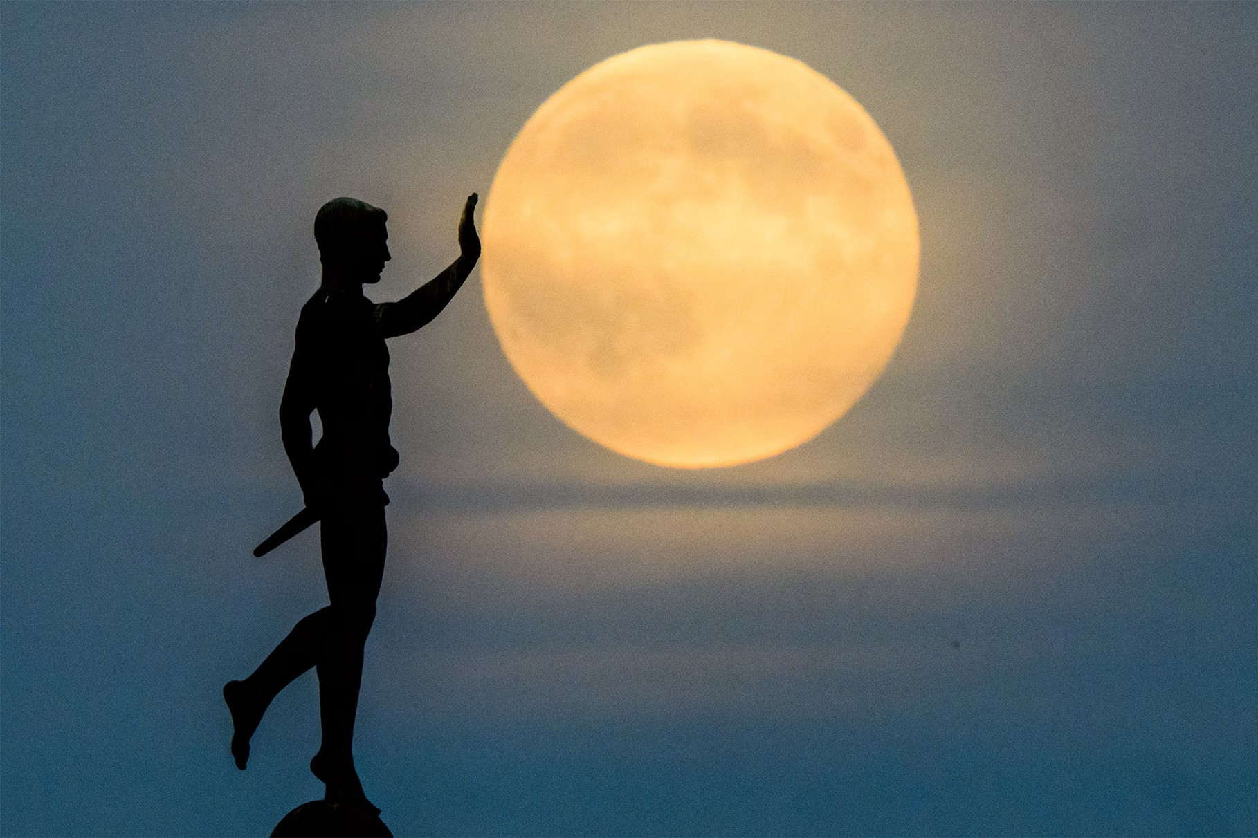 Ngắm siêu Trăng Hải Ly rực rỡ trên bầu trời khắp thế giới