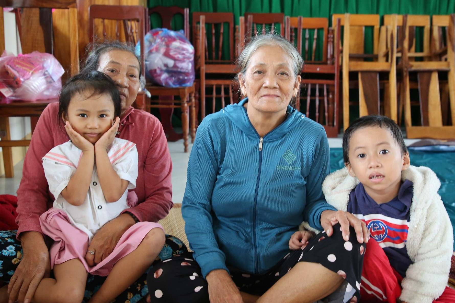 Người dân chạy bão số 13 Kalmaegi: Mong qua đêm nay, nhà cửa còn...