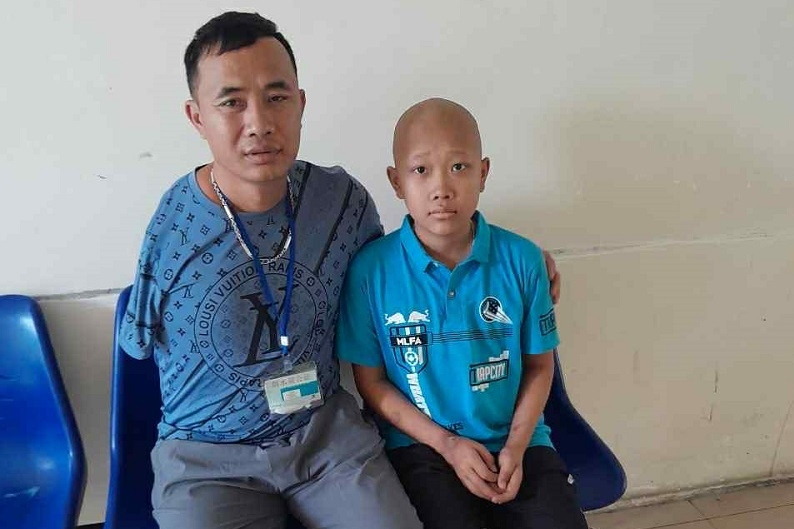 Người đàn ông rơi nước mắt nghe con trai bệnh nặng cầu xin: Bố ơi cho con về nhà